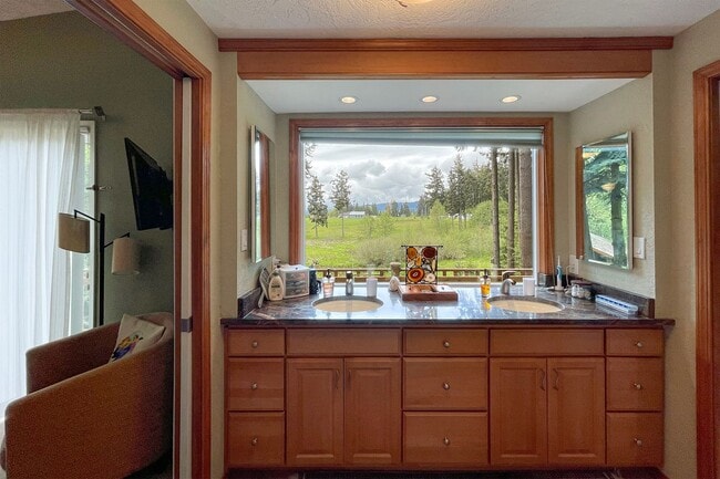 Building Photo - Fully Furnished Home