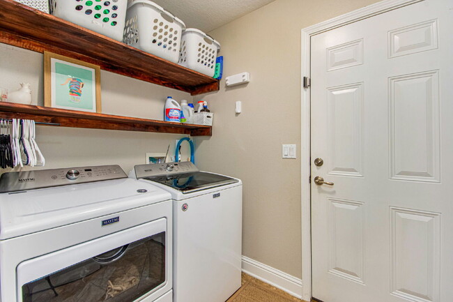 Building Photo - 5 Bed House convenient to Navarre and Hurl...