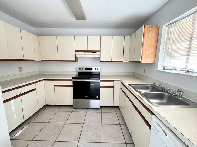 Building Photo - 2300 SW 43rd St