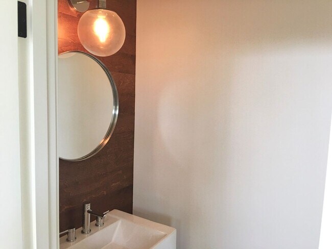 Building Photo - Stunning Town Home with Views of the Sound!