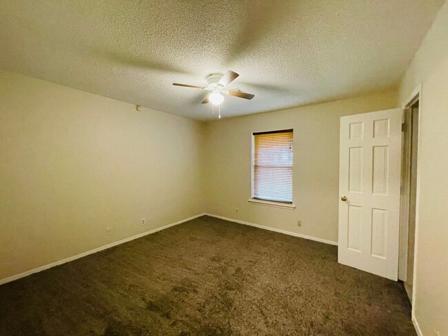 Building Photo - Recently remodeled home