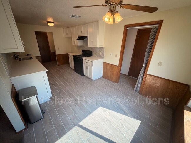 Building Photo - 8613 E Parkridge Dr