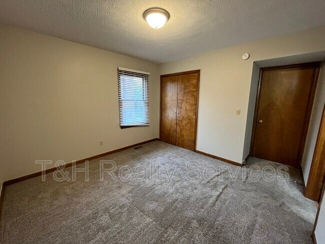 Building Photo - 751 N Rangeline Rd