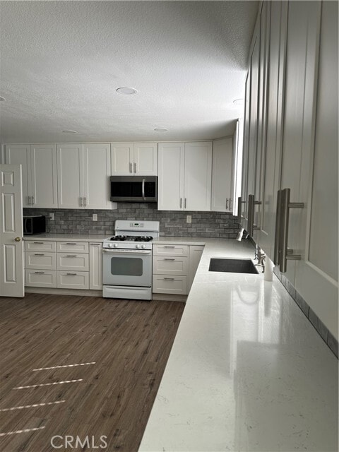 Building Photo - 8941 Carnation Dr