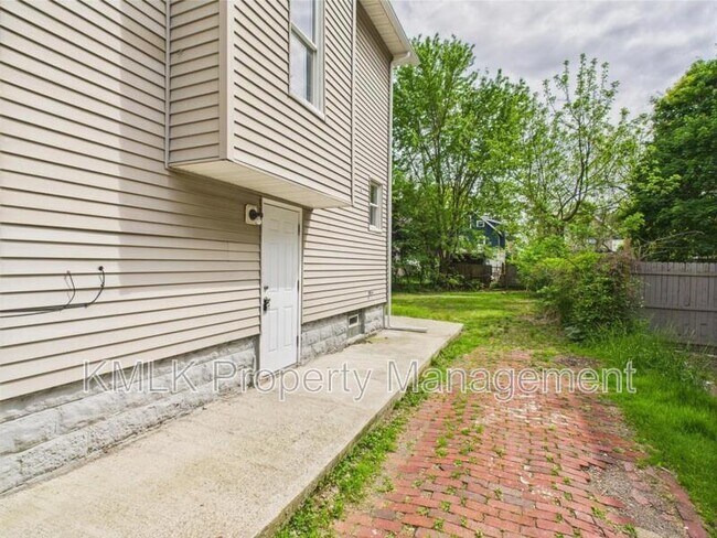 Building Photo - 84 E Mapledale Ave