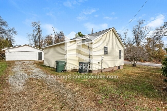 Building Photo - 614 S Depot St