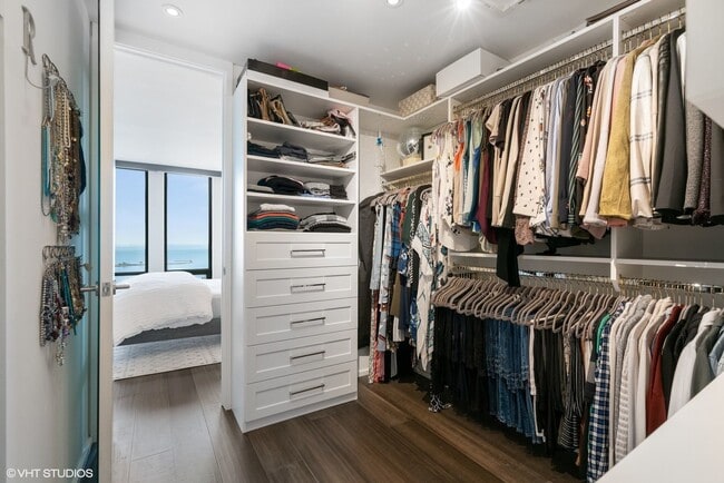 Building Photo - 200 E Delaware Pl