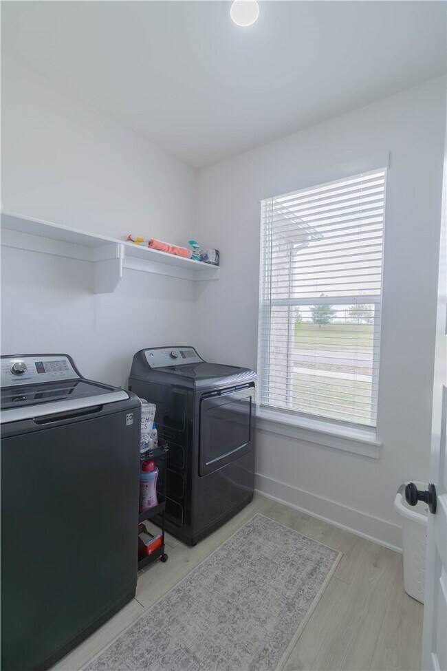 Building Photo - 112 S Broyles Ave