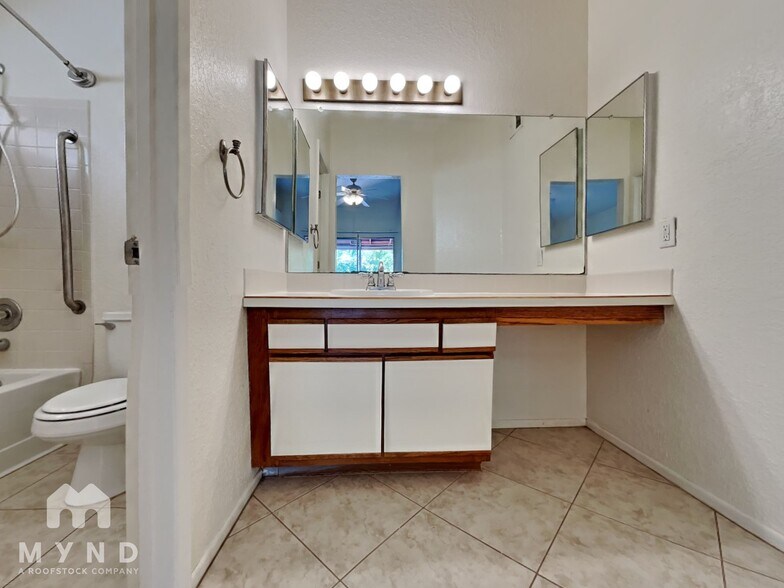Building Photo - 5230 W Wood Owl Dr