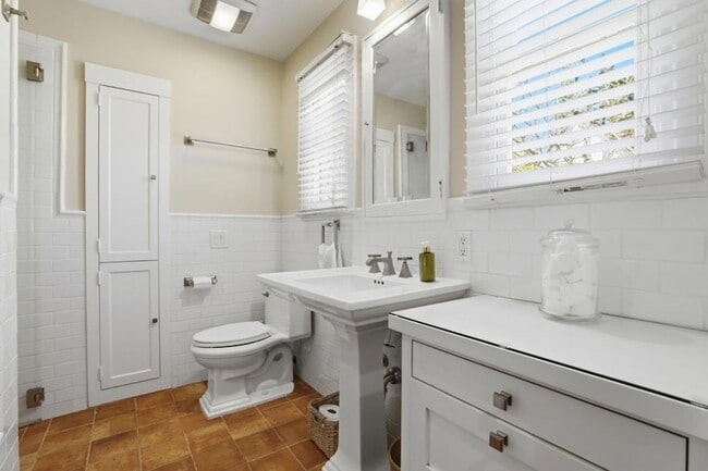 Building Photo - 566 E Crescent Dr