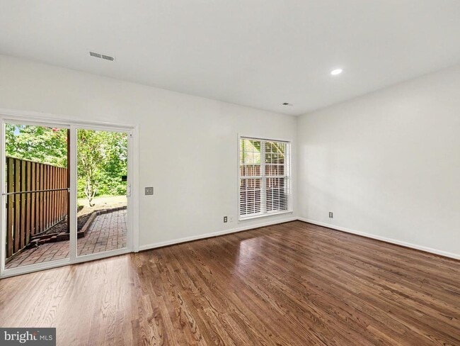 Building Photo - 11527 Bertram St