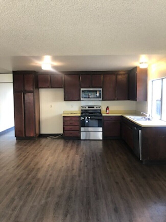 1ST MONTH'S RENT FREE!! SHOWING FRIDAY, OC... 7121 Woodmore Oaks Dr Citrus Heights CA 95610