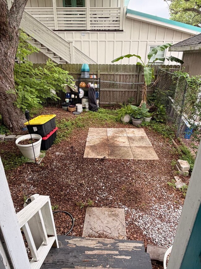 Building Photo - Spacious 1BD Shotgun, Uptown with Backyard!