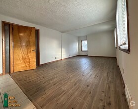 Building Photo - 2 Bedroom Duplex Unit **1 Month Free Rent ...