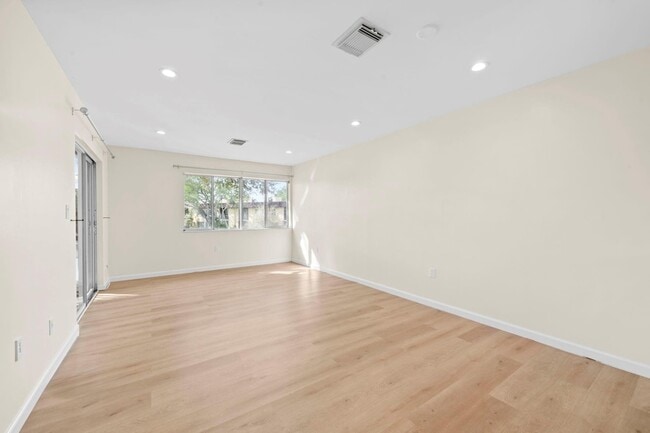 Building Photo - 830 SW 9th St Cir