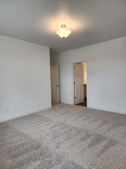 Building Photo - 4735 S Alder Dr