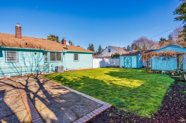 Building Photo - 1910 NE Cramer St