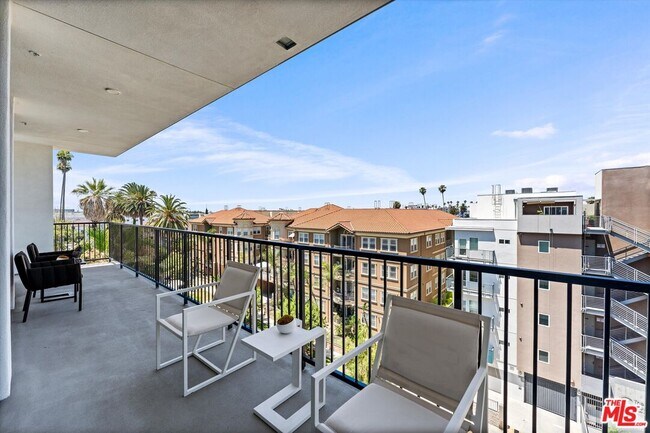 Building Photo - 904 S New Hampshire Ave