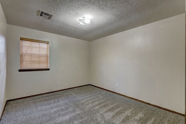 Building Photo - 4 bed, 2 bath home in Edmond