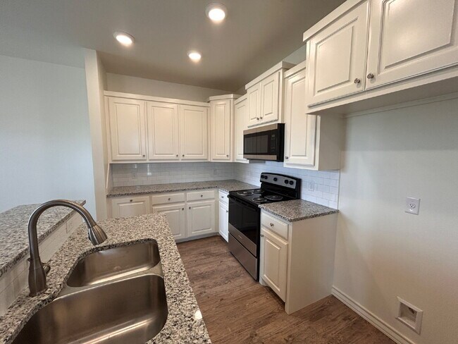 Building Photo - "Charming 3-Bed, 2-Bath Home with Granite Elegance in Wolfforth!"