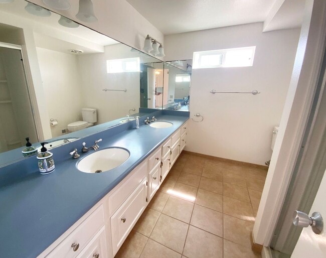 Building Photo - 3 Bedroom Home with Lots of Natural Light
