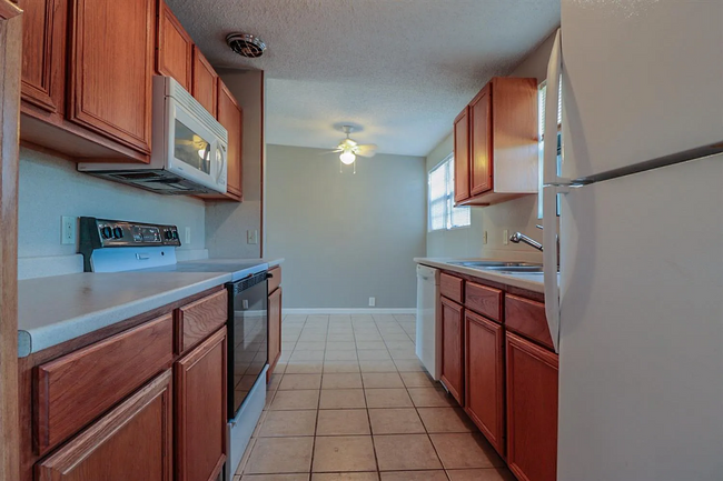 Building Photo - 3bed/1 bath property located in Central Lu...
