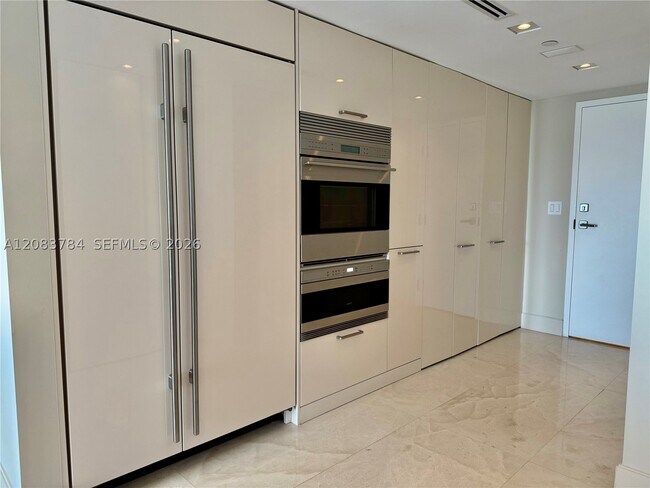 Building Photo - 881 Ocean Dr