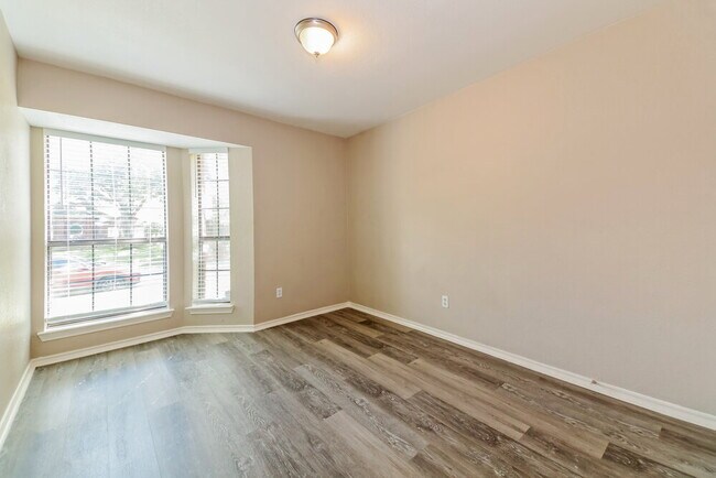 Building Photo - 703 Deep Well Dr