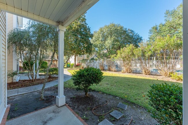 Building Photo - First Floor Oaks Unit!