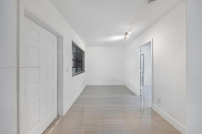 Building Photo - 1050 NE 129th St