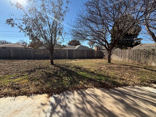 Building Photo - Updated Beauty 3/2