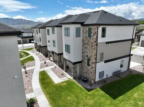 Building Photo - 2048 N Harvest Vlg Ln