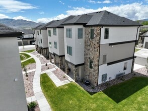 Building Photo - 2058 N Harvest Vlg Ln