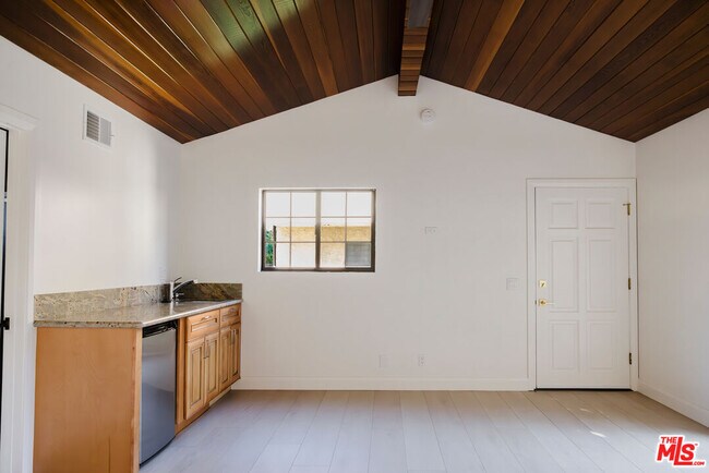 Building Photo - 4933 Collett Ave