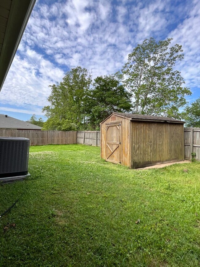 Building Photo - 2123 Hickory Dr