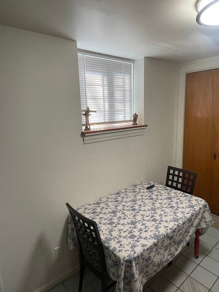 Building Photo - 440 E 42nd St