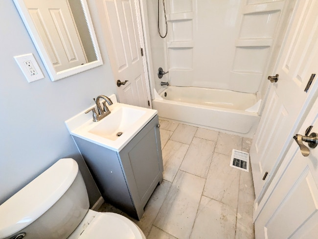 Building Photo - !! MOVE IN SPECIAL: $300 OFF on 1st Month'...