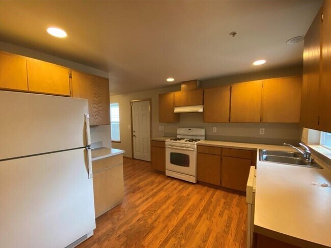 Building Photo - 2367 McDonald Ave