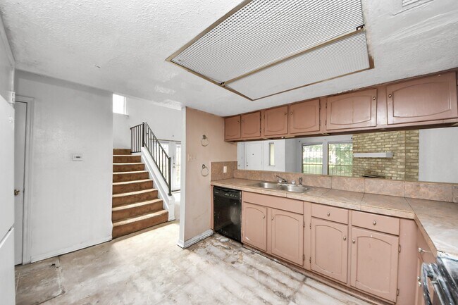 Building Photo - 5747 Easthampton Dr