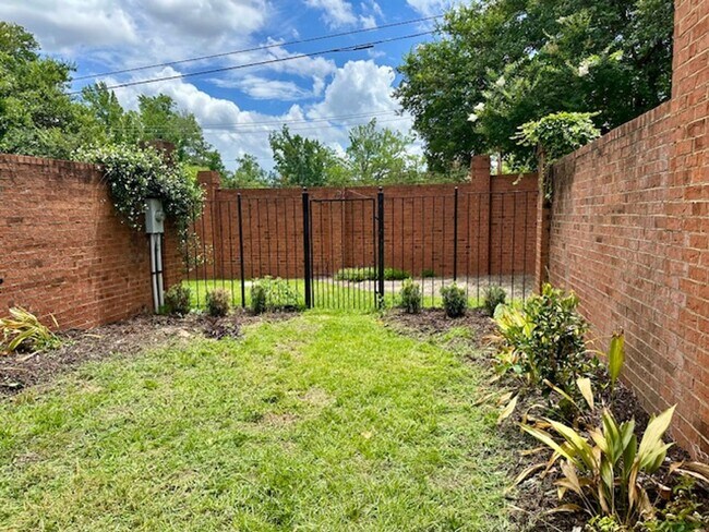 Building Photo - LIVE IN THE HEART OF FOREST ACRES