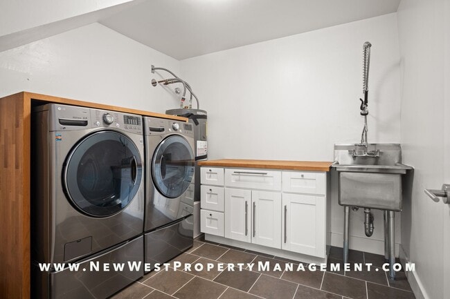 Building Photo - Exquisite Pacific Beach 4 bedroom located on a quiet cul-de-sac in the coveted Floral Terrace com...