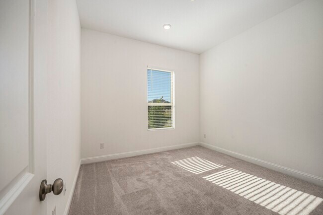 Building Photo - 3210 Blue Grama Bnd