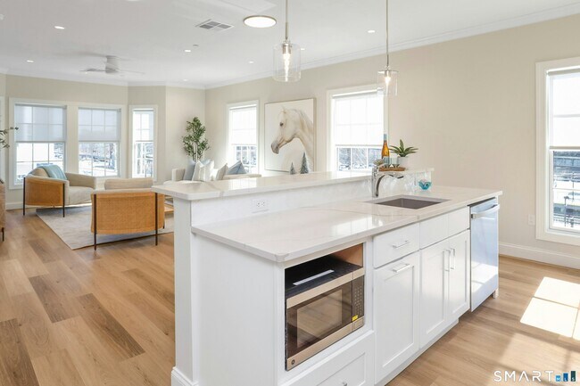 Building Photo - 440 Heights Rd