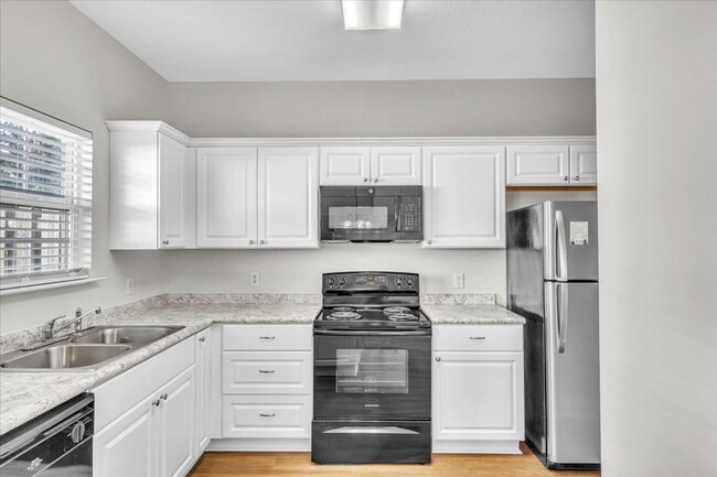 Building Photo - 3 Br, 2.5 Ba Townhome In Richmond Hill