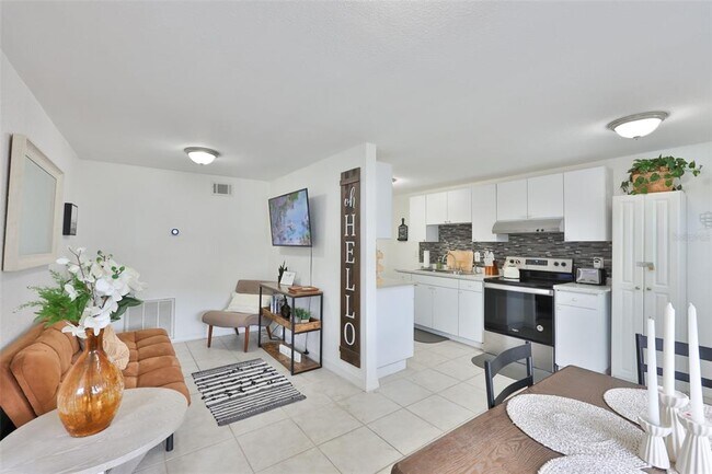 Building Photo - 2575 S Himes Ave