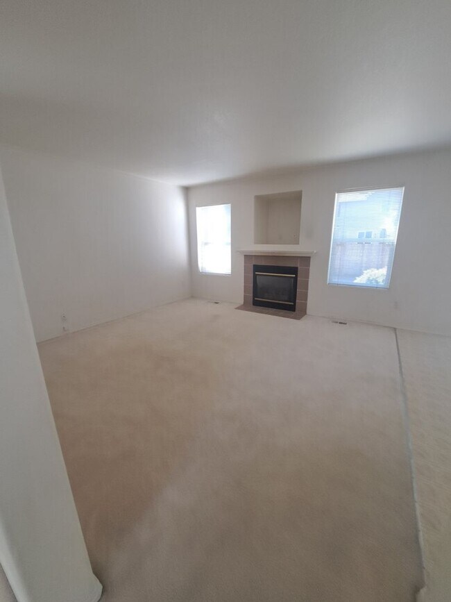 Building Photo - Beautiful Bright 3 bedroom - A/C  - Move i...