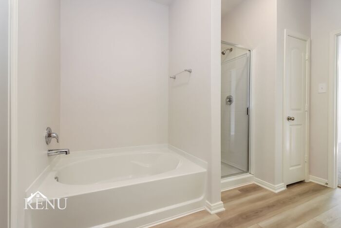 Building Photo - 10445 Sweetwater Creek Dr