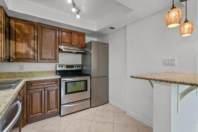 Building Photo - 1604 SE Green Acres Cir