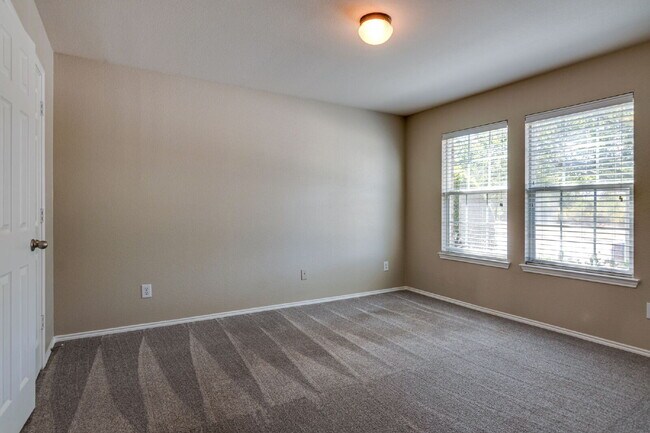 Building Photo - "Beautiful 3-Bedroom, 2-Bath Home with Ope...