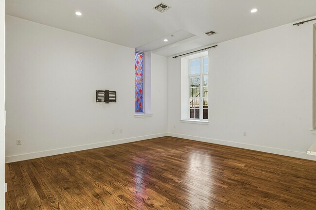 Building Photo - 304 Pavonia Ave